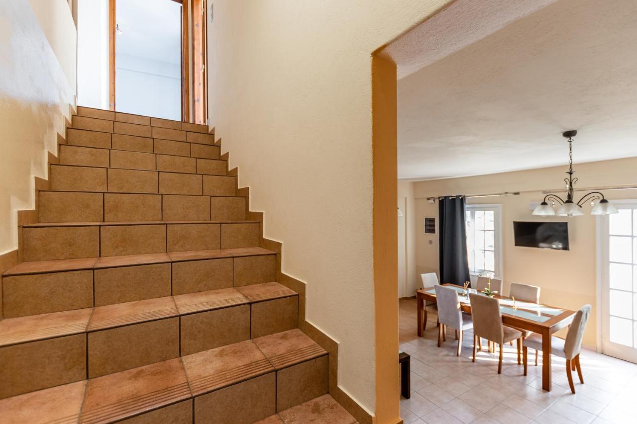 Nick & Debbie'S Two-Storey Apartment Melanes ภายนอก รูปภาพ
